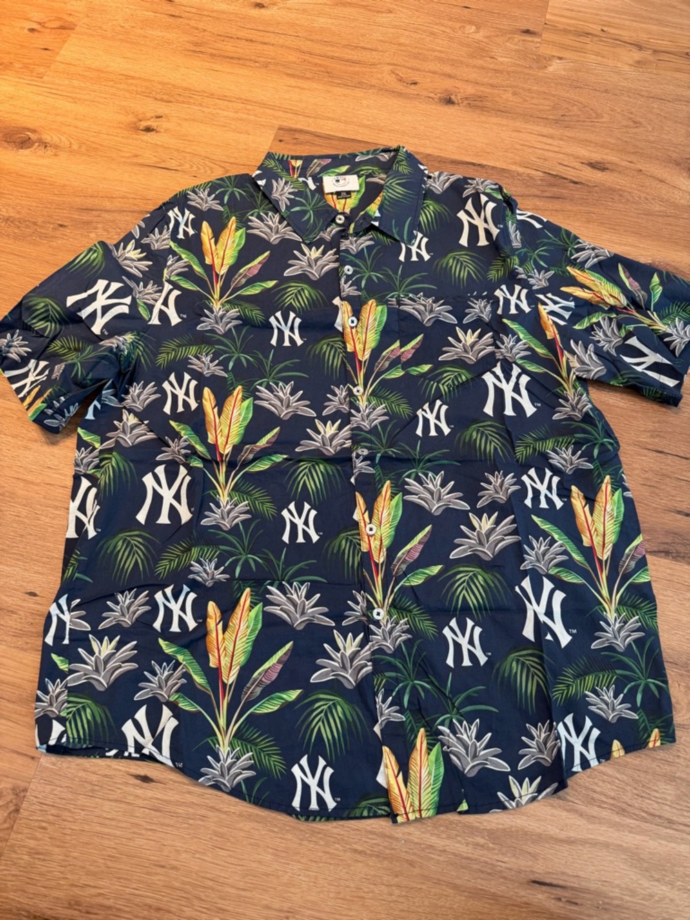 New York Yankees Navy Tropical Print Short-Sleeve Button-Down Shirt